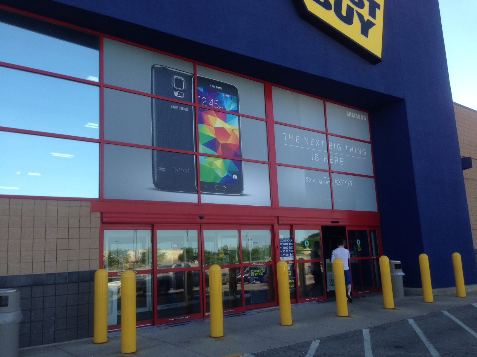 Samsung Uses Adhesive Vinyl Window Glass Signage at Best Buy
