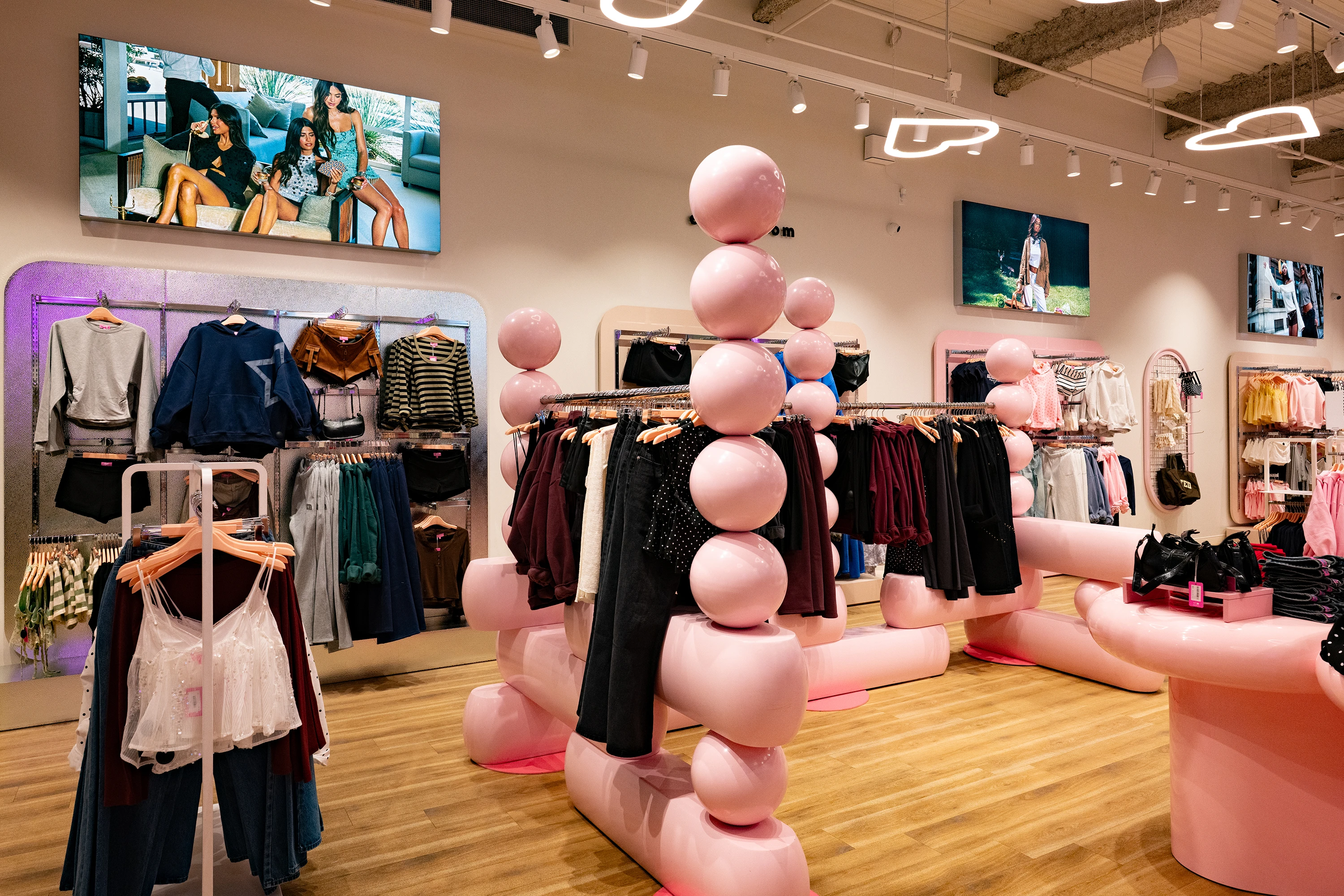 SEG Fabric Displays Set the Retail Vibes at Edikted
